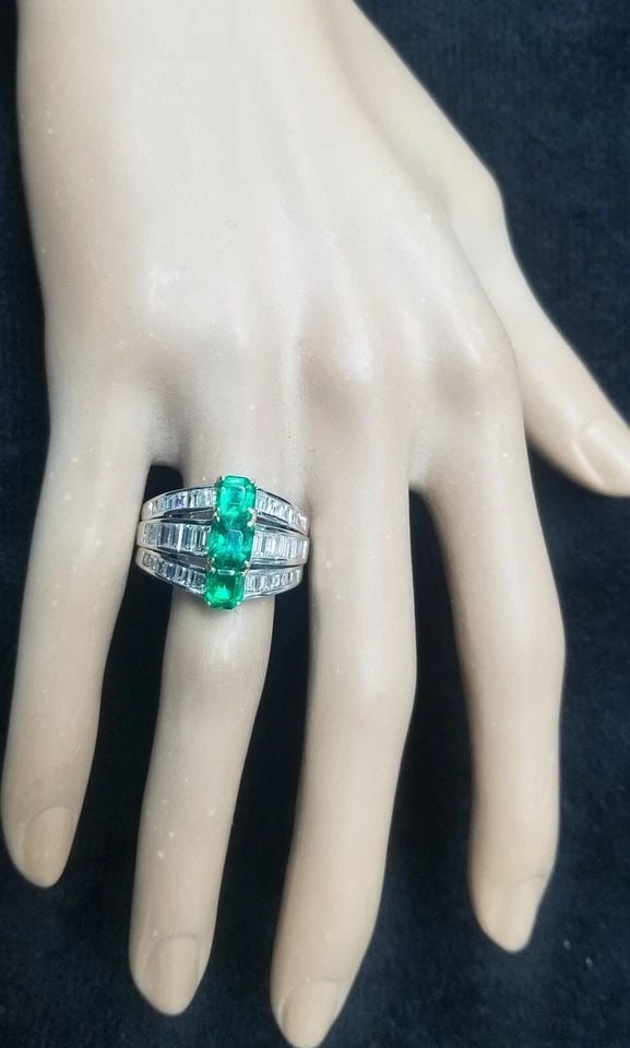 VINTAGE PLATINUM & 18K YELLOW GOLD 4.42CT.NATURAL COLOMBIA GREEN EMERALD: VINTAGE PLATINUM & 18K YELLOW GOLD 4.99CT.NATURAL COLOMBIA GREEN EMERALD GORGEOUS VINTAGE PLATINUM & 18K YELLOW GOLD COLOMBIAN EMERALD RING AGL CERTIFICATION SET THREE CENTER GEM NATURAL GREEN COLOMBI