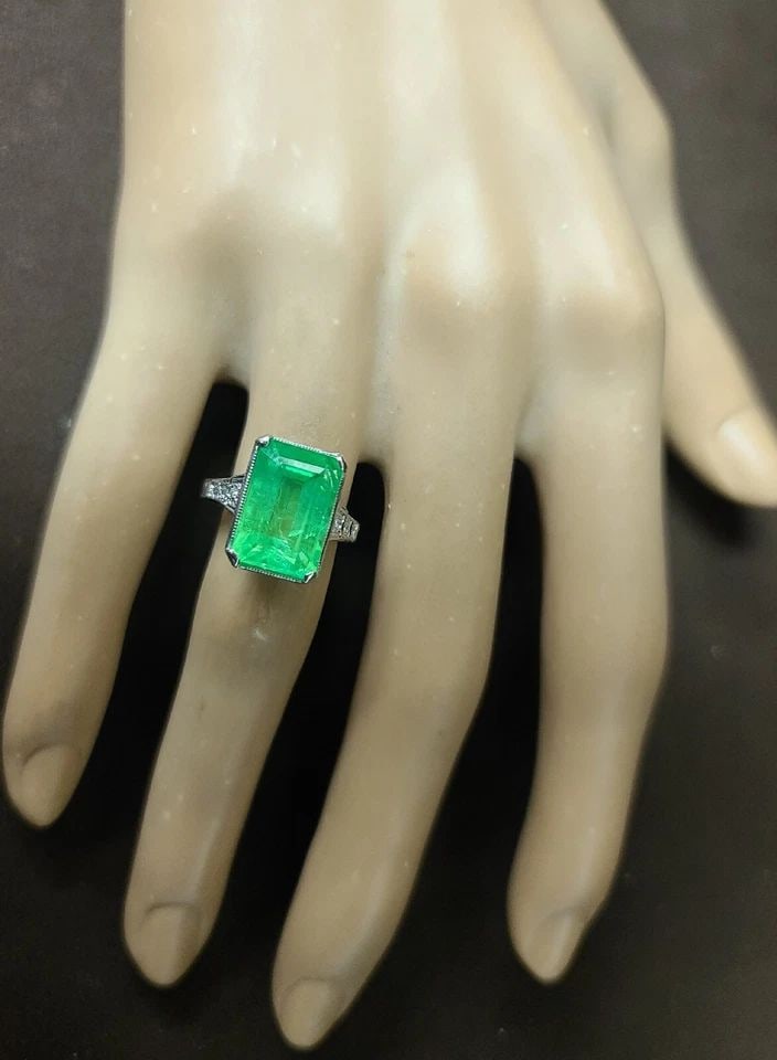 VINTAGE PLATINUM ENGAGEMENT RING 8.25CT. NATURAL GREEN MINT EMERALD RECTANGULAR (1 of 2)
