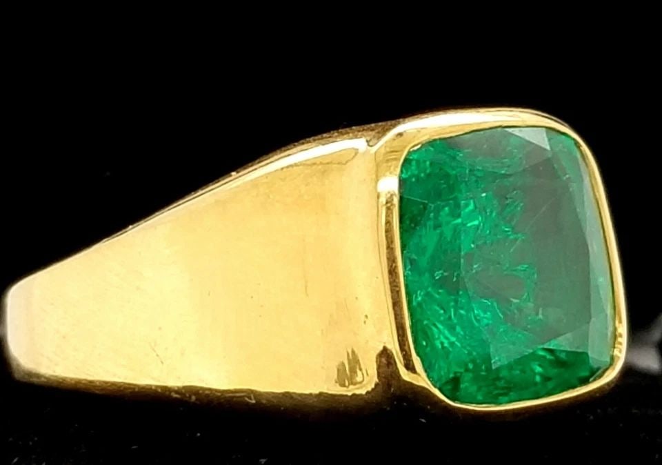 GORGEOUS 18K YELLOW GOLD MEN'S RING 10.55CT. LAB GROWN GREEN CUSHION EMERALD: GORGEOUS 18K YELLOW GOLD MEN'S RING 10.55CT. GEM GREEN CUSHION EMERALD Gorgeous 18k yellow gold Gents ring gem lab-created green emerald center weight 10.55ct. Size 13x13mm This gem faces up very nice