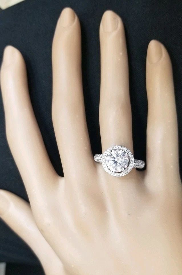 18K WHITE GOLD NATURAL ROUND DIAMOND ENGAGEMENT RING 2.25CT SI2-H: 18K WHITE GOLD NATURAL ROUND DIAMOND ENGAGEMENT RING 2.25CT SI2-H GORGEOUS 18k white gold diamond ring center round shape natural clarity enhanced diamond weight 2.25ct Size 8.5mm SI2 - H COL0R very l