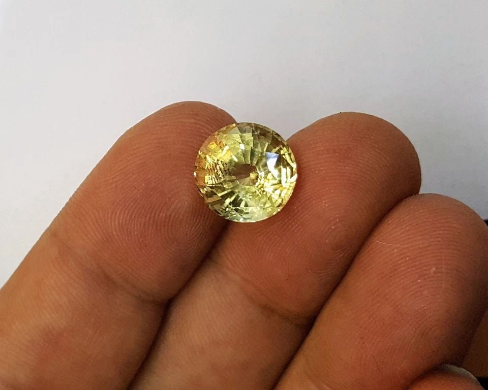 NATURAL YELLOW SAPPHIRE UNTREATED LOOSE STONES ROUND 8.17CT: NATURAL YELLOW SAPPHIRE UNTREATED LOOSE STONES ROUND 8.17CT Weight:8.17 cts Measurements: 11.8MM Shape: Round cut Treatment:Natural unheated Natural unheated untreated yellow sapphire. Beautiful mediu