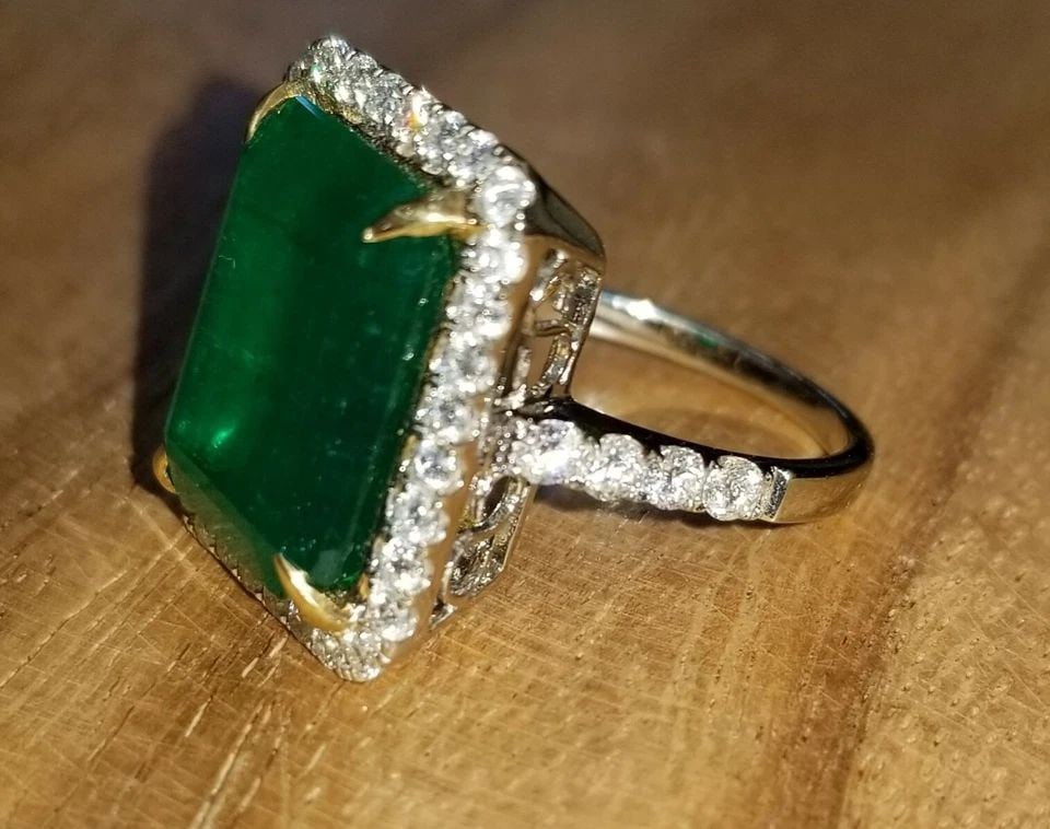 VINTAGE 18K GOLD ENGAGEMENT RING 9.16CT. NATURAL GREEN EMERALD RECTANGULAR CUT (1 of 2)