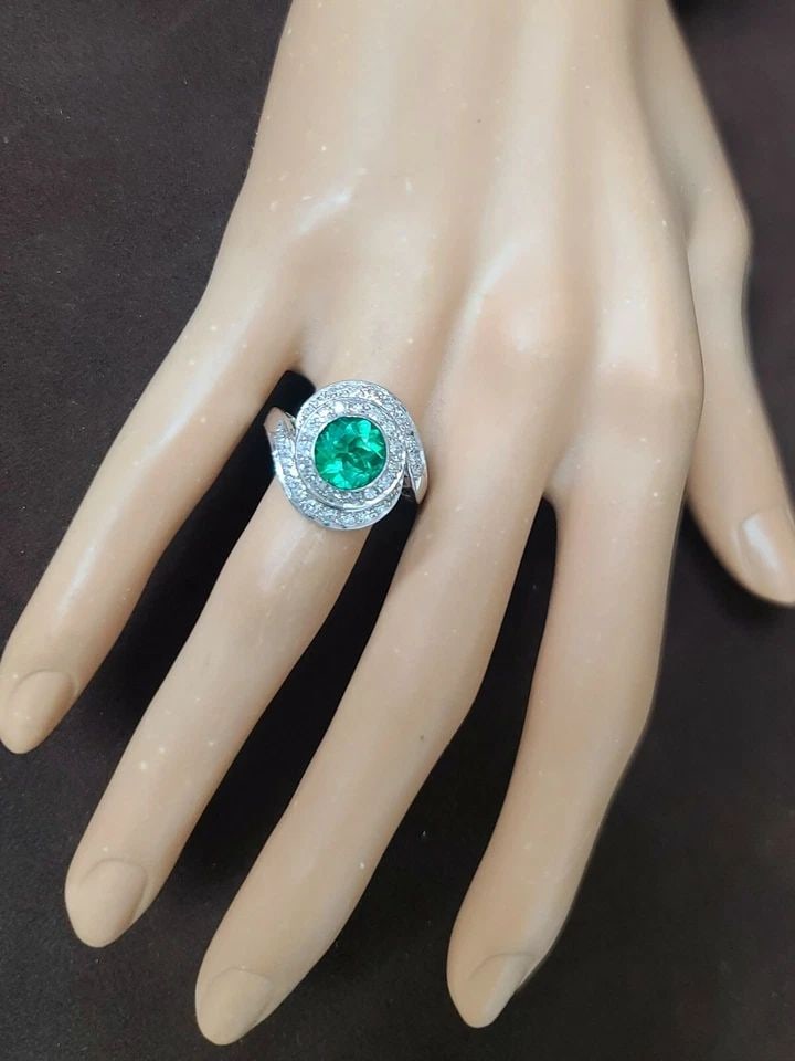 VINTAGE PLATINUM RING 1.52CT. NATURAL GREEN EMERALD ROUND SHAPE CIRC 1940'S: VINTAGE PLATINUM RING 1.52CT. NATURAL GREEN EMERALD ROUND SHAPE CIRC 1940'S GORGEOUS VINTAGE Platinum DIAMOND AND GREEN EMERALD RING. Circ 1930's GIA cert laboratory. CENTER NATURAL Colombia EMERALD I