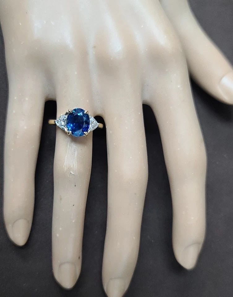 14K YELLOW GOLD ENGAGEMENT RING 4.02CT. NATURAL UNTREATED OVAL BLUE SAPPHIRE: 14K YELLOW GOLD ENGAGEMENT RING 4.02CT. NATURAL UNTREATED OVAL BLUE SAPPHIRE This stunning 14kt yellow gold engagement ring features a beautiful oval blue sapphire as the main stone, with a total weig