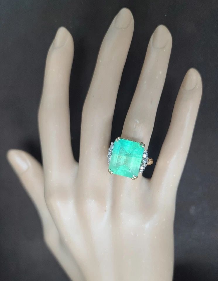 VINTAGE 14K YELLOW GOLD ENGAGEMENT 16.95CT. NATURAL GREEN COLOMBIA EMERALD: VINTAGE 14K YELLOW GOLD ENGAGEMENT 16.95CT. NATURAL GREEN COLOMBIA EMERALD Vintage 14K yellow GOLD ring natural green Colombia emerald in an emerald shape center emerald weight 16.95ct. size 15x13mm v