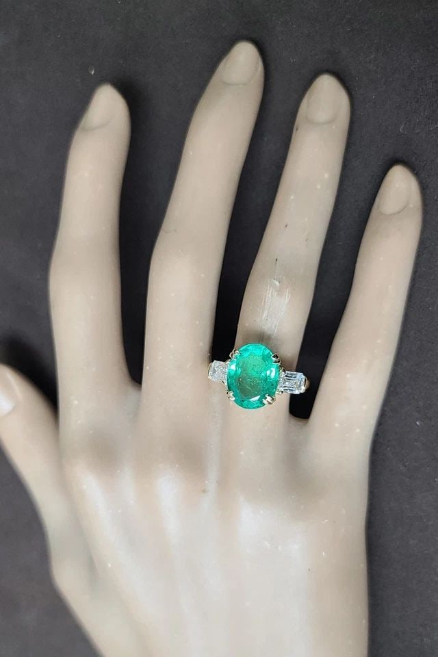 14K YELLOW GOLD ENGAGEMENT RING 5.10CT.NATURAL COLOMBIAN EMERALD OVAL GIA CERT: 14K YELLOW GOLD ENGAGEMENT RING 5.10CT.NATURAL COLOMBIAN EMERALD OVAL GIA CERT This 14k Yellow Gold Engagement Ring features a stunning 5.10ct Natural Colombian Emerald in an oval shape, accompanied b