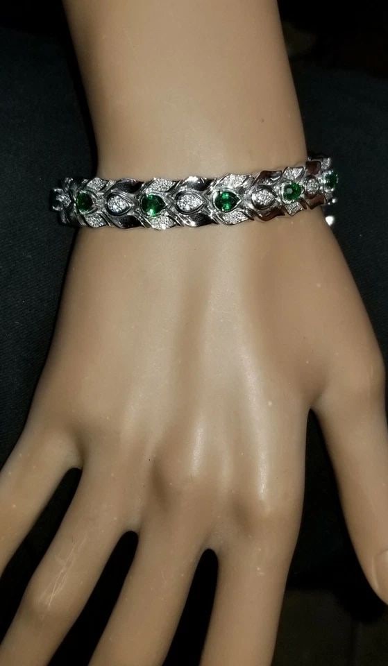 18K WHITE GOLD NATURAL TSAVORITE & DIAMOND BRACELET – 5.44CTW, 7 INCHES: 18K WHITE GOLD BRACELET NATURAL GREEN TSAVORITE DIAMOND 5.44CT. GORGEOUS 18K WHITE GOLD DIAMOND GREEN TSAVORITE BRACELET SET WITH NATURAL GREEN TSAVORITE TOTAL WEIGHT 4.36 carats SET WITH NATURAL DIAM