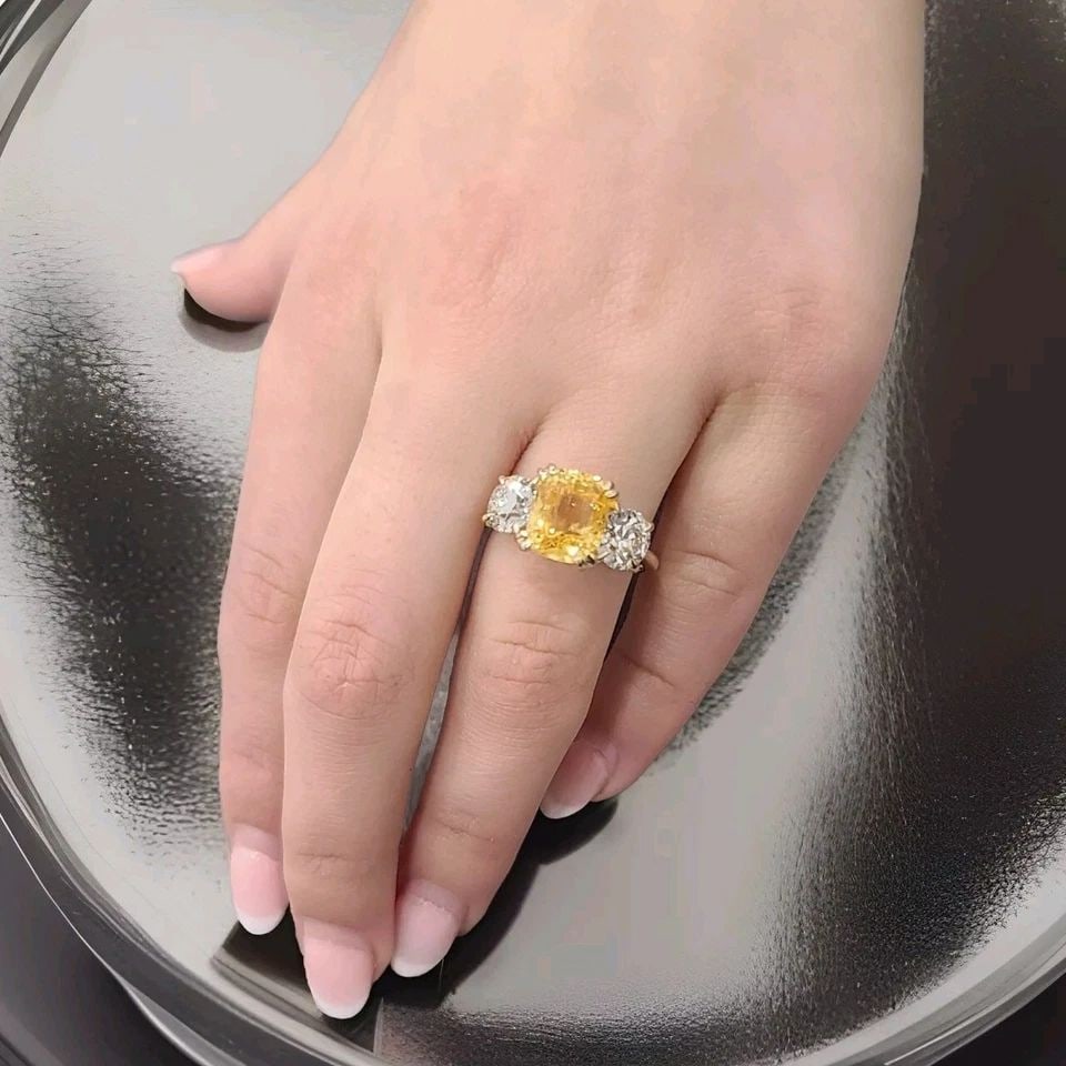 VINTAGE 14K YELLOW GOLD ENGAGEMENT RING 4.92CT NATURAL YELLOW SAPPHIRE CUSHION: VINTAGE 14K YELLOW GOLD ENGAGEMENT RING 4.92CT NATURAL YELLOW SAPPHIRE CUSHION This vintage 14k yellow gold ring is the perfect choice for those looking for a unique and elegant piece of jewelry. The 