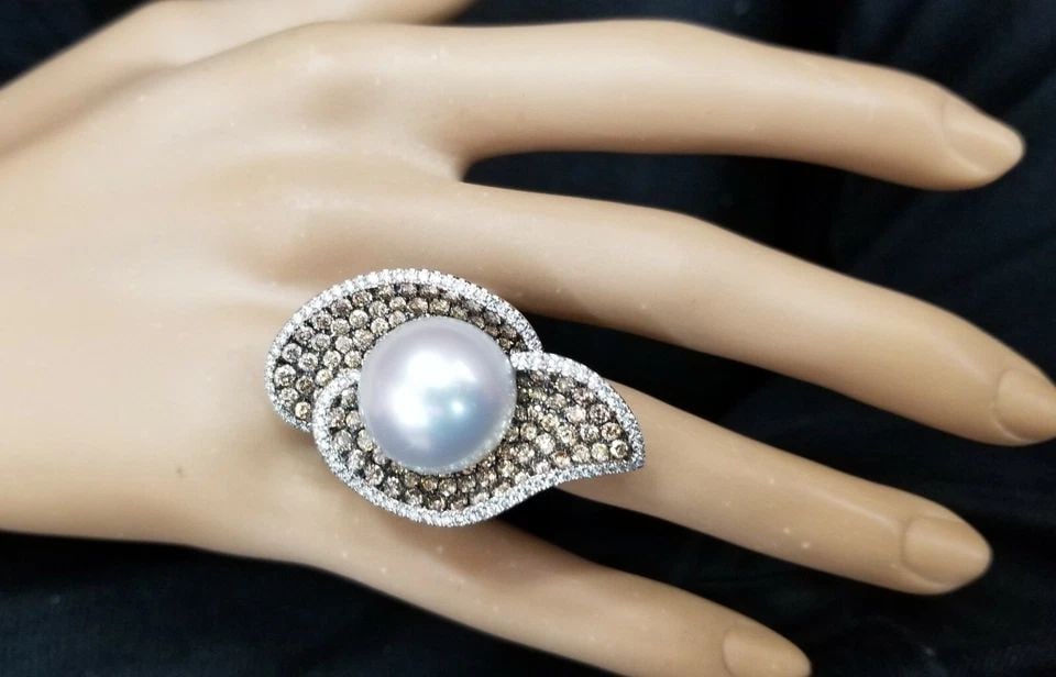 18K WHITE GOLD 3.82CT. NATURAL CHOCOLATE DIAMOND ROUND PEARL RING: 18K WHITE GOLD 3.82CT. NATURAL CHOCOLATE DIAMOND ROUND PEARL RING Gorgeous 18k White gold diamond pearl ring center natural south sea pearl size 16mm round shape. side set round diamonds weight 0.62ct