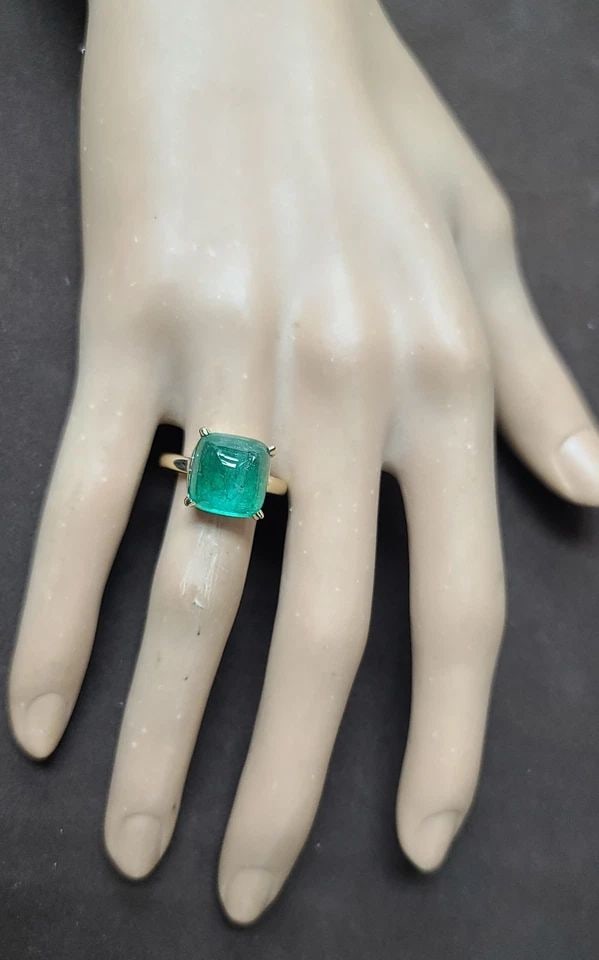 VINTAGE 14K YELLOW GOLD ENGAGEMENT RING 8.48CT.NATURAL GREEN EMERALD CABOCHON: VINTAGE 14K YELLOW GOLD ENGAGEMENT RING 8.48CT.NATURAL GREEN EMERALD CABOCHON This vintage 14k yellow gold engagement ring features an 8.48CT natural green emerald cabochon as the main stone. The Cabo