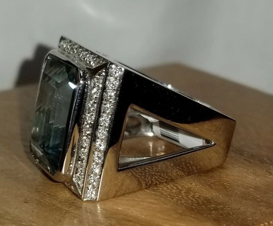 18K WHITE GOLD RING 14.75CT. NATURAL AQUAMARINE IN EMERALD SHAPE: 18K WHITE GOLD RING 14.75CT. NATURAL AQUAMARINE IN EMERALD SHAPE GORGEOUS ITALIAN DESIGN 18K WHITE GOLD AQUAMARINE RING CENTER NATURAL BLUE AQUAMARINE IN EMERALD SHAPE WEIGHT 14.75 CARAT SIZE 16.5mmx1