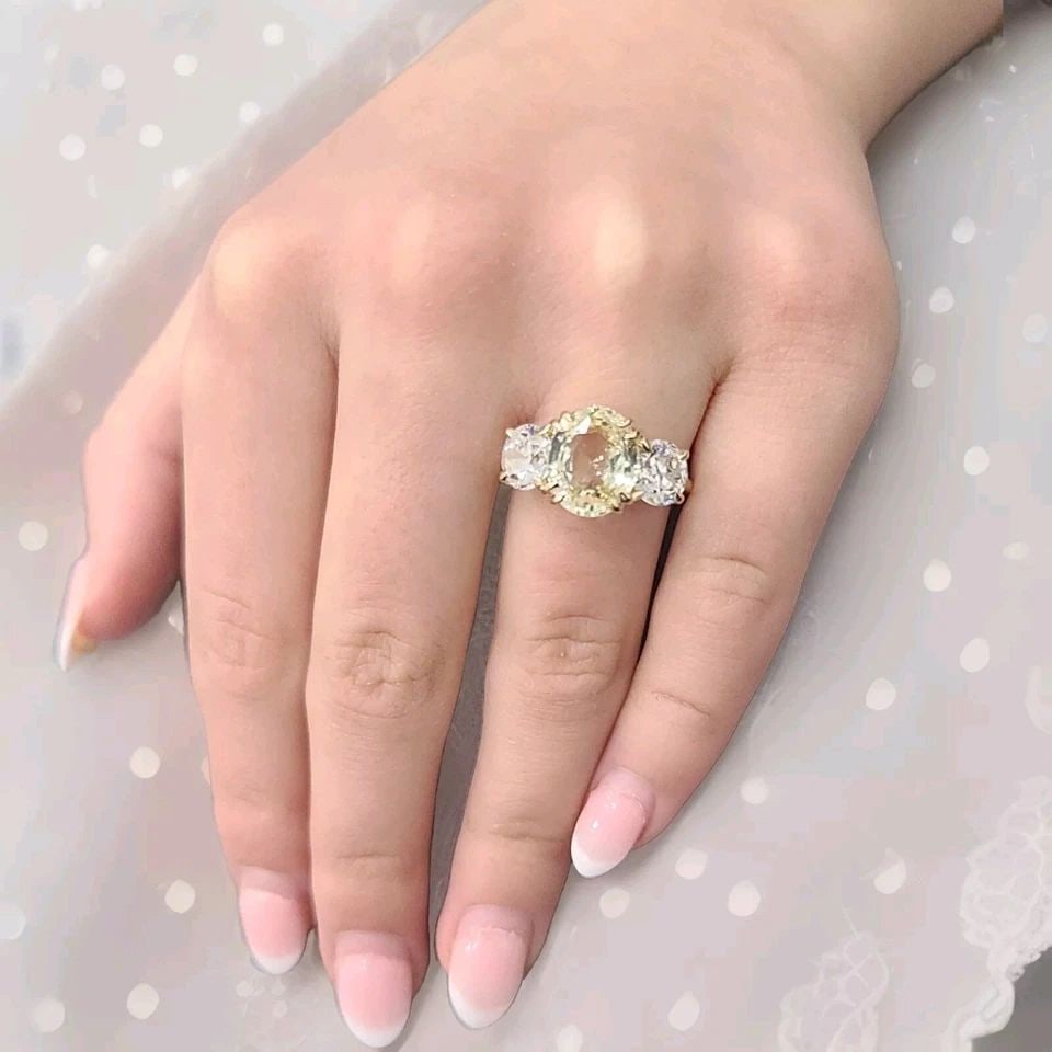 VINTAGE 14K YELLOW GOLD ENGAGEMENT RING 4.14CT NATURAL OVAL YELLOW SAPPHIRE GIA: VINTAGE 14K YELLOW GOLD ENGAGEMENT RING 4.14CT NATURAL OVAL YELLOW SAPPHIRE GIA This stunning vintage engagement ring features a beautiful oval-shaped yellow sapphire as the main stone, with a total c