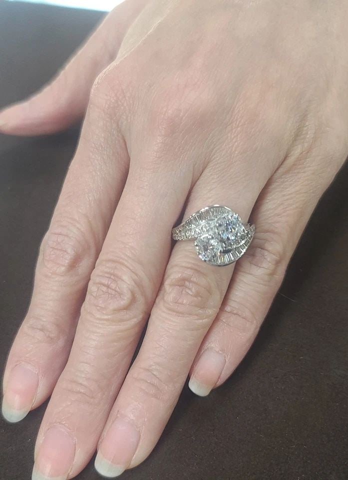 1.58CT. PLATINUM VINTAGE NATURAL ROUND CUT DIAMOND ENGAGEMENT RING CIRC 1940'S: Gorgeous Vintage Diamond Platinum ring circ 1940's center set natural round cut weight 0.78ct size 5.7mm the second round diamond cut weight 0.80ct size 5.7mm Both center Diamonds SI2-G color bright c