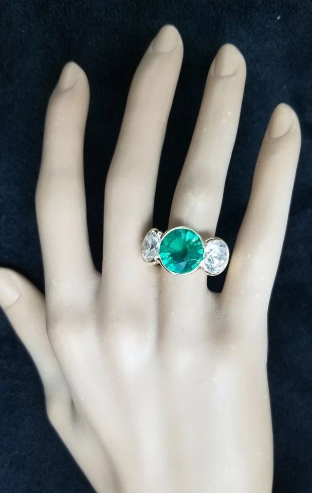 VINTAGE 18K YELLOW GOLD ENGAGEMENT RING 4.63CT. LAB GROWN ROUND GREEN EMERALD: VINTAGE 18K YELLOW GOLD ENGAGEMENT RING 4.63CT. GEM ROUND GREEN EMERALD Gorgeous vintage 18K yellow gold engagement three stones ring Gem green Colombia emerald. Center set lab-grown green Colombia em