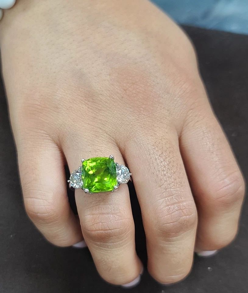 VINTAGE 14K WHITE GOLD ENGAGEMENT RING 7.99CT. NATURAL GREEN PERIDOT CUSHION CUT (1 of 2)