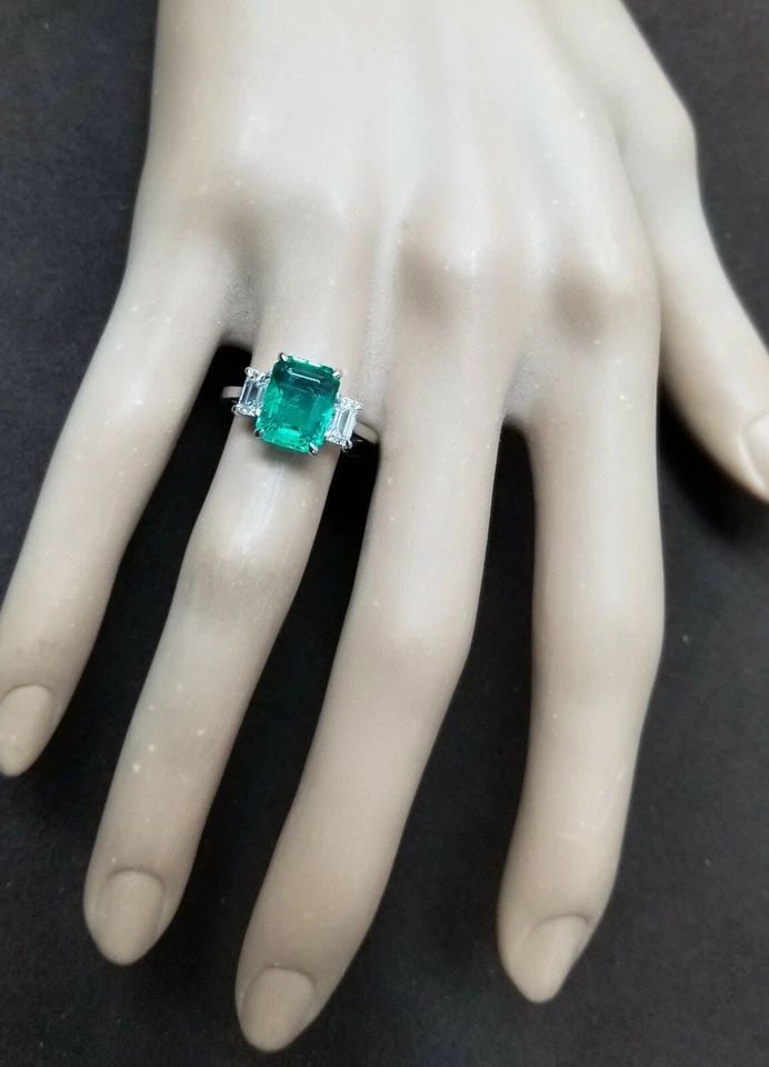 VINTAGE 14K WHITE GOLD ENGAGEMENT RING 2.69CT. NATURAL GREEN EMERALD GIA CERT: VINTAGE 14K WHITE GOLD ENGAGEMENT RING 2.69CT. NATURAL GREEN EMERALD GIA CERT GORGEOUS Vintage 14K WHITE GOLD gem natural emerald in emerald shape. center natural emerald weight 2.69ct. size 7.4x9.6mm