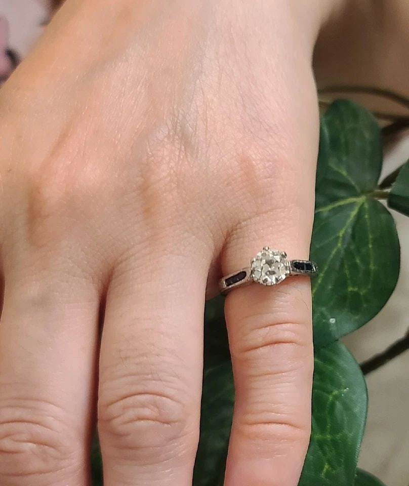 1.10CT PLATINUM VINTAGE ENGAGEMENT RING NATURAL ROUND DIAMOND CIRC 1920'S: 1.10CT PLATINUM VINTAGE ENGAGEMENT RING NATURAL ROUND DIAMOND CIRC 1920'S Gorgeous Vintage Round Diamond Platinum Engagement ring circ 1920's center round euro cut natural diamond weight 1.10ct. Size 