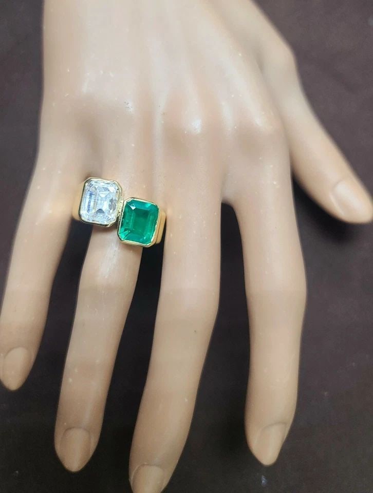VINTAGE 18K YELLOW GOLD ENGAGEMENT BEZEL RING 6.75CT. LAB GROWN GREEN EMERALD: VINTAGE 18K YELLOW GOLD ENGAGEMENT RING 6.75CT. GREEN GEM EMERALD EMERALD CUT GORGEOUS 18k yellow gold Vintage Engagement ring green Colombia lab grown Emerald ring. Set one center emerald shape green