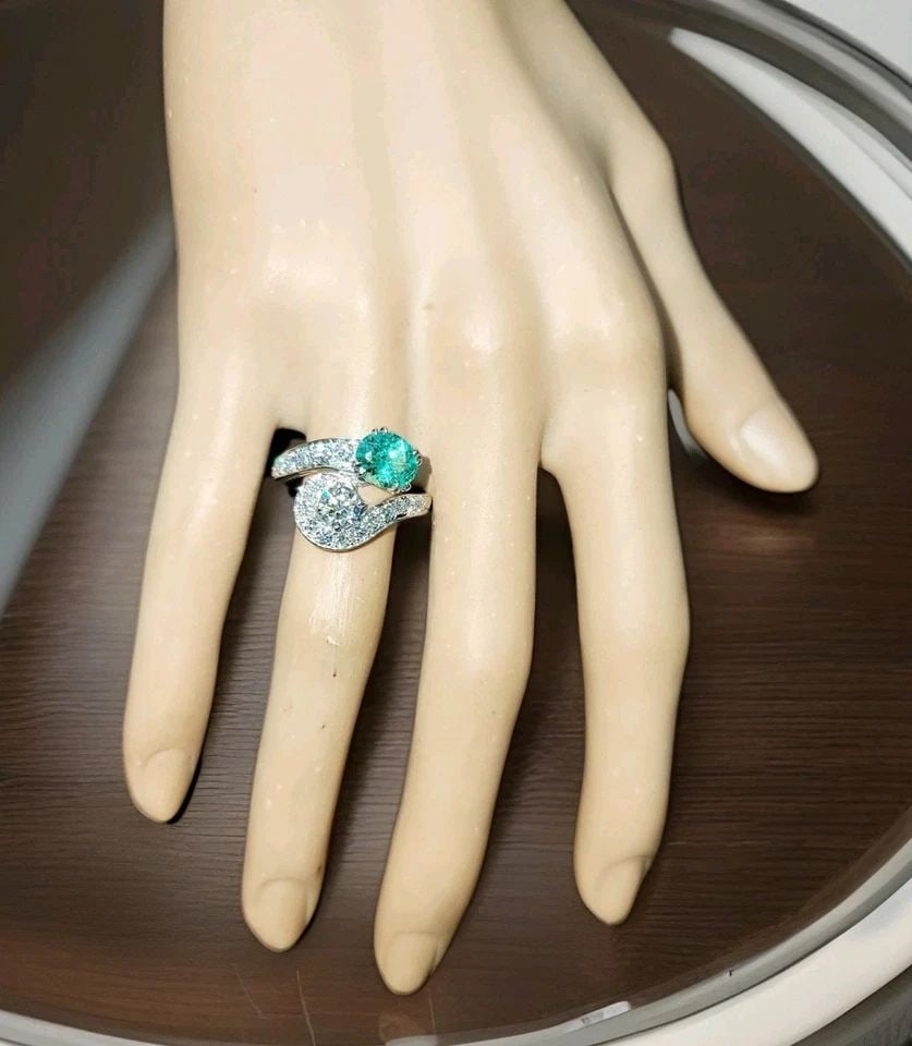 PLATINUM VINTAGE RING 1.65CT.NATURAL COLOMBIAN GREEN EMERALD & DIAMOND 1940'S: PLATINUM VINTAGE RING 1.65CT.NATURAL COLOMBIAN GREEN EMERALD & DIAMOND 1940'S This Platinum Vintage Ring from the 1940s features a stunning 1.10ct natural Colombian green emerald and the diamond weigh
