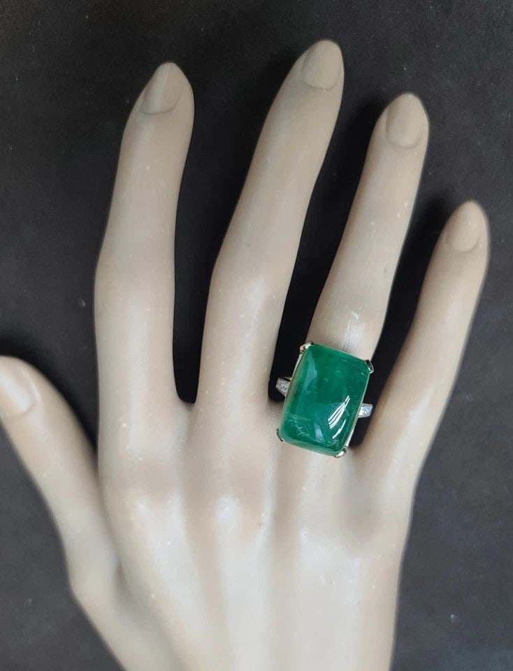 VINTAGE 14K YELLOW GOLD ENGAGEMENT RING 18.02CT. NATURAL GREEN EMERALD CABOCHON: VINTAGE 14K YELLOW GOLD ENGAGEMENT RING 18.02CT. NATURAL GREEN EMERALD CABOCHON This vintage 14k yellow gold engagement ring features a natural green emerald cabochon as the main stone, with a seconda