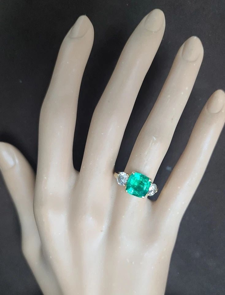 VINTAGE 14K YELLOW GOLD ENGAGEMENT RING 2.75CT. LAB GROWN GREEN EMERALD CUSHION: VINTAGE 14K YELLOW GOLD ENGAGEMENT RING 2.75CT. GREEN COLOMBIA EMERALD CUSHION This vintage 14k yellow gold ring is the perfect choice for those looking for a unique and timeless piece of jewelry. The