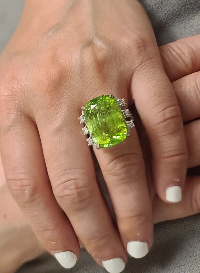 VINTAGE 14K WHITE GOLD ENGAGEMENT RING 22.95CT. NATURAL GREEN PERIDOT CUSHION (1 of 2)