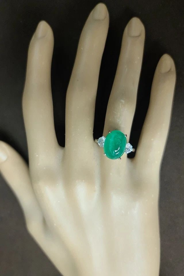 VINTAGE 14K WHITE GOLD ENGAGEMENT RING 7.15CT.NATURAL GREEN COLOMBIA EMERALD: VINTAGE 14K WHITE GOLD ENGAGEMENT RING 7.15CT.NATURAL GREEN COLOMBIA EMERALD This vintage 14k white gold engagement ring is a true masterpiece. The oval-shaped natural green Colombian emerald, with a 