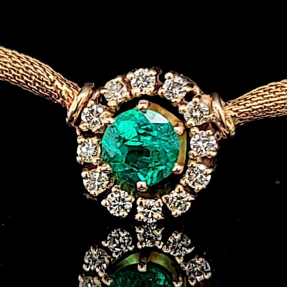 VINTAGE 14K YELLOW GOLD 1.25CT NATURAL GREEN EMERALD & 0.65CT DIAMOND NECKLACE: VINTAGE 14K YELLOW GOLD NECKLACE 1.25CT NATURAL GREEN ROUND EMERALD Vintage 14k yellow gold necklace natural round green emerald. Center det natural green emerald weight 1.25ct size 7mm Gorgeous green