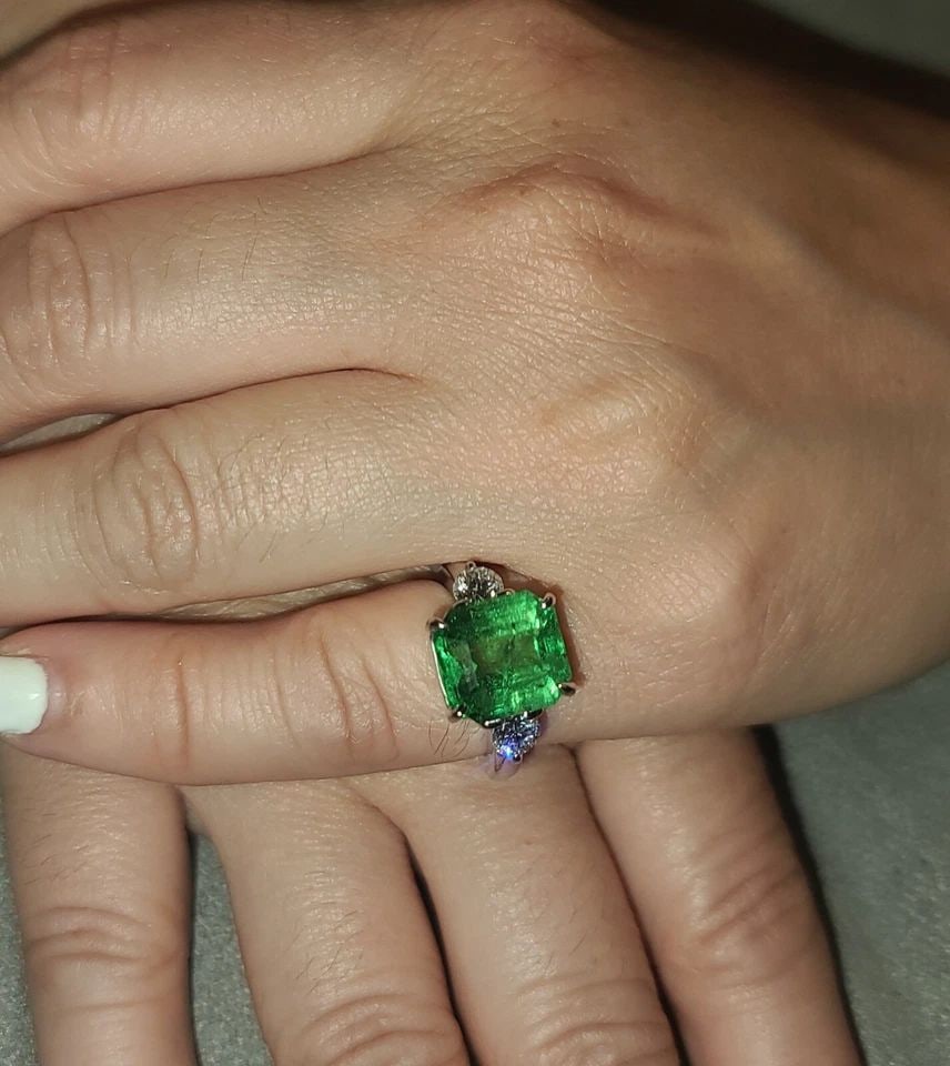 VINTAGE 14K WHITE GOLD ENGAGEMENT RING 6.50CT. NATURAL GREEN TSAVORITE: VINTAGE 14K WHITE GOLD ENGAGEMENT RING 6.50CT. NATURAL GREEN TSAVORITE This vintage 14k white gold ring boasts a stunning 6.50ct. natural green tsavorite garnet size 11x10mm as its centerpiece, accent