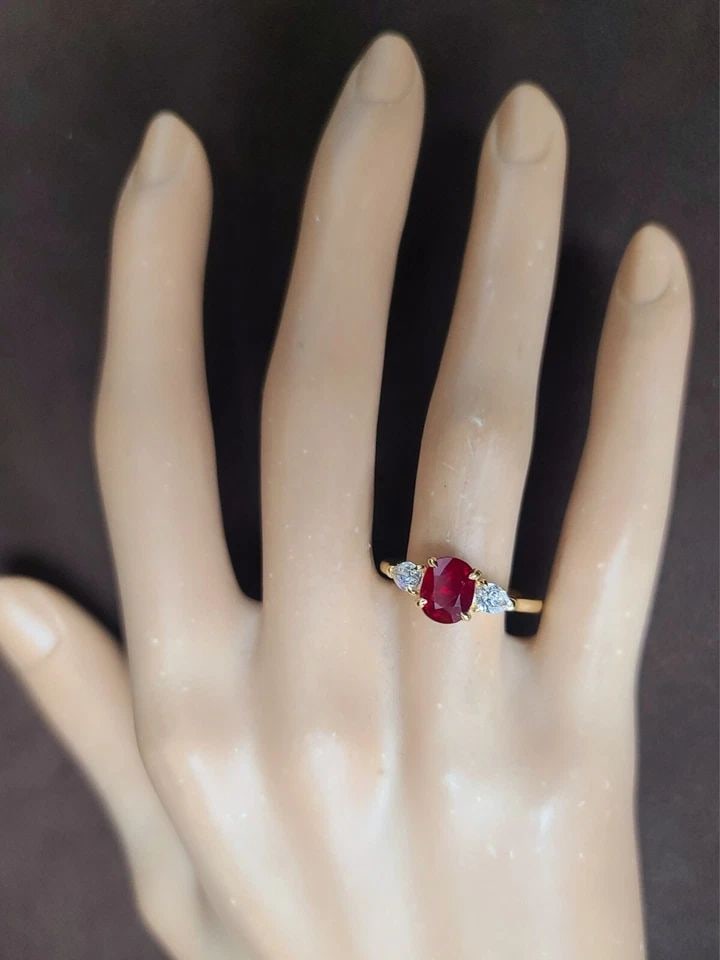 VINTAGE 14K YELLOW GOLD ENGAGEMENT RING 2.07CT.NATURAL UNTREATED RUBY OVAL CUT: VINTAGE 14K YELLOW GOLD ENGAGEMENT RING 2.07CT.NATURAL UNTREATED RUBY OVAL CUT This vintage 14k yellow gold engagement ring is the perfect choice for those looking for a timeless piece of jewelry. The