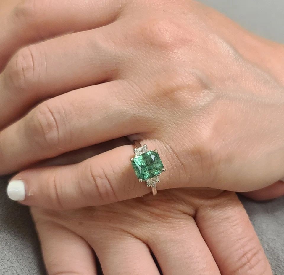 VINTAGE PLATINUM ENGAGEMENT RING 3.54CT. NATURAL GREEN TSAVORITE RADIANT CUT GIA (1 of 2)