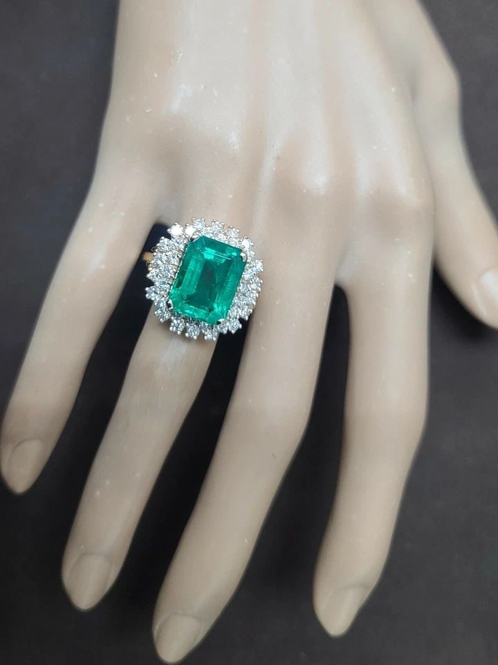 VINTAGE 14K YELLOW GOLD ENGAGEMENT RING 6.35CT.LAB GROWN GREEN EMERALD SHAPE: VINTAGE 14K YELLOW GOLD ENGAGEMENT RING 6.35CT. GREEN LAB CREATED EMERALD Vintage 14K YELLOW GOLD Green Gem Emerald. center stone lab-grown green emerald in emerald cut weight 6.35ct. size 13x10MM ver