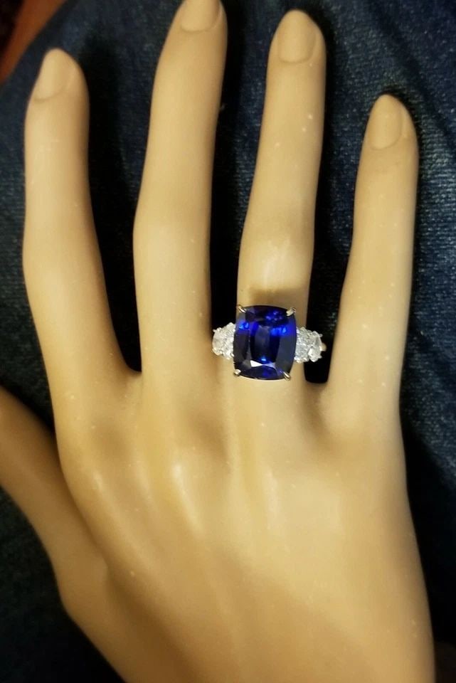VINTAGE 14K WHITE GOLD RING 9.62CT.LAB GROWN BLUE SAPPHIRE CUSHION SHAPE: VINTAGE 14K WHITE GOLD RING 9.62CT. GEM BLUE SAPPHIRE CUSHION SHAPE GORGEOUS vintage 14k white gold engagement ring gem blue sapphire in cushion shape Center gem treated diffused sapphire weight 9.62c