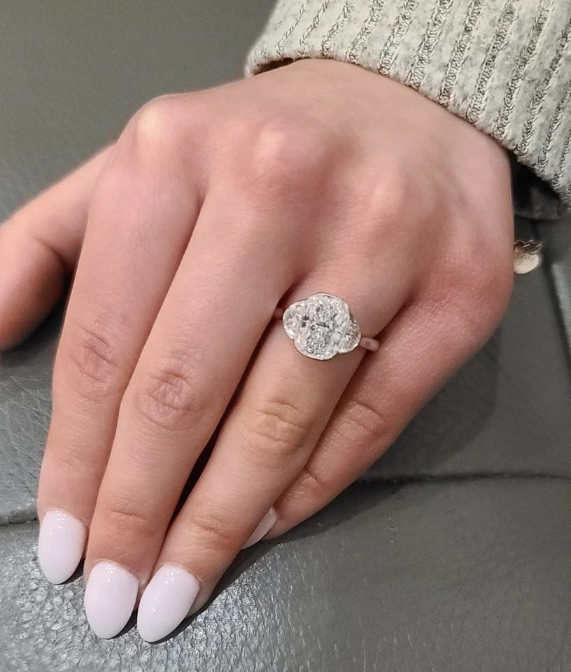 PLATINUM ENGAGEMENT RING 2.18CT. CUSHION SHAPE LAB-GROWN DIAMOND E-VS1 IGI CERT: PLATINUM ENGAGEMENT RING 2.18CT. CUSHION SHAPE LAB-GROWN DIAMOND E-VS1 IGI CERT This stunning engagement ring features a 2.18ct lab-grown cushion shape diamond with excellent cut and VS1 clarity. The 