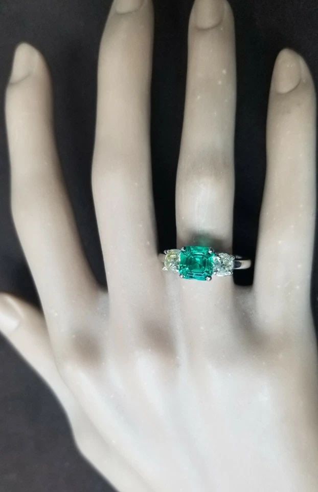 VINTAGE PLATINUM ENGAGEMENT RING 2.40CT.LAB GROWN GREEN EMERALD SQUARE SHAPE: VINTAGE PLATINUM ENGAGEMENT THREE STONES RING 2.40CT. GREEN COLOMBIAN EMERALD GORGEOUS vintage platinum engagement three stones ring gem green colombia emerald in emerald shape. Center lab grown emera