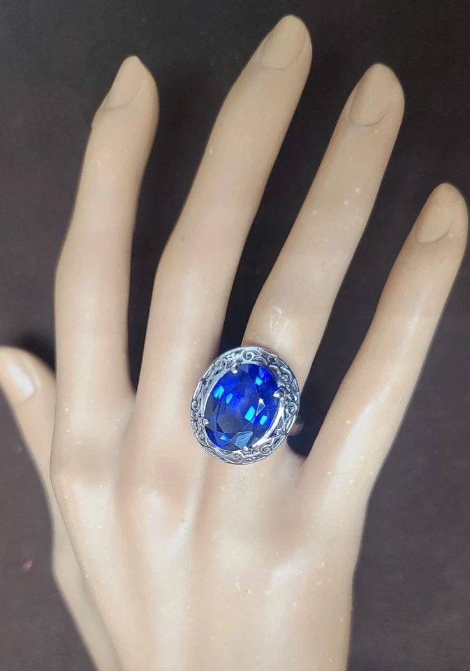 VINTAGE 14K WHITE GOLD ENGAGEMENT RING 12.62CT.LAB GROWN BLUE SAPPHIRE OVAL CUT: VINTAGE 14K WHITE GOLD ENGAGEMENT RING 12.62CT. GEM OVAL BLUE SAPPHIRE GORGEOUS VINTAGE ELEGANT 14K WHITE GOLD ENGAGEMENT RING CIRC 1950'S CENTER LAB GROWN BLUE SAPPHIRE IN OVAL SHAPE WEIGHT 12.62CARA