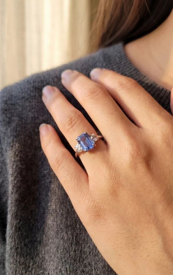 VINTAGE 14K WHITE GOLD ENGAGEMENT RING 2.12CT.NATURAL BLUE SAPPHIRE EMERALD CUT: VINTAGE 14K WHITE GOLD ENGAGEMENT RING 2.12CT.NATURAL BLUE SAPPHIRE EMERALD CUT This elegant vintage ring showcases a natural emerald-cut blue sapphire weighing 2.12ct and measuring 8.7 × 6.8 mm. The