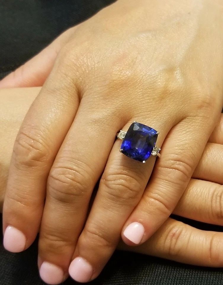 VINTAGE 14K WHITE GOLD ENGAGEMENT RING 12.61CT.LAB GROWN BLUE SAPPHIRE CUSHION: VINTAGE 14K WHITE GOLD ENGAGEMENT RING 12.61CT. GEM BLUE SAPPHIRE CUSHION GORGEOUS VINTAGE ELEGANT 14K white GOLD ENGAGEMENT RING CENTER NATURAL TREATED DIFFUSED GEM BLUE SAPPHIRE IN CUSHION SHAPE WEI