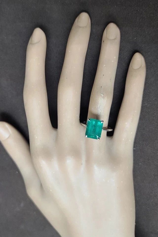 14K WHITE GOLD VINTAGE ENGAGEMENT RING 5.75CT NATURAL GREEN EMERALD RECTANGULAR: 14K WHITE GOLD VINTAGE ENGAGEMENT RING 5.75CT NATURAL GREEN EMERALD RECTANGULAR This vintage 14k White Gold Vintage Engagement Ring features a stunning 5.75ct size 11.1x8.9mm natural green emerald in 