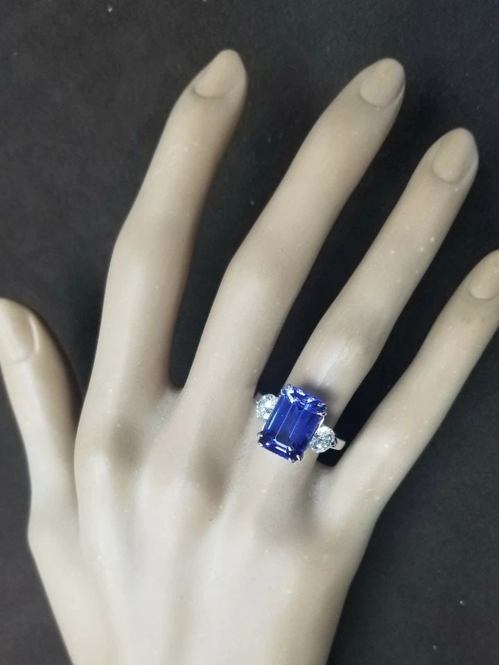 14K WHITE GOLD ENGAGEMENT RING 6.32CT.NATURAL TANZANITE EMERALD SHAPE: 14K WHITE GOLD ENGAGEMENT RING 6.32CT.NATURAL TANZANITE EMERALD SHAPE GORGEOUS 14k white gold engagement ring tanzanite in emerald shape Center natural tanzanite in emerald weight 6.32ct. Size 13x8.6m