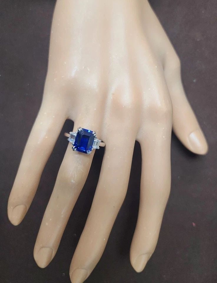 14K WHITE GOLD ENGAGEMENT RING 5.52CT.LAB GROWN BLUE SAPPHIRE EMERALD SHAPE: VINTAGE 14K WHITE GOLD ENGAGEMENT RING 5.52CT. BLUE SAPPHIRE EMERALD SHAPE GORGEOUS vintage 14K WHITE GOLD engagement ring blue sapphire in emerald shape. the center treated diffused natural blue sapp