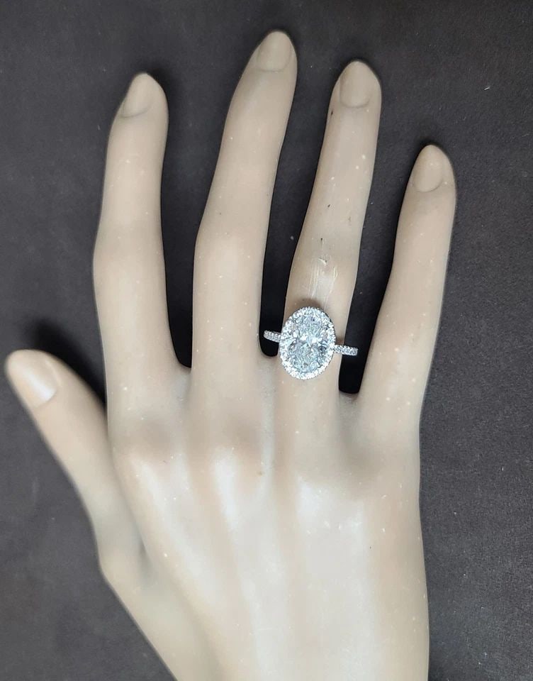 PLATINUM ENGAGEMENT RING 2.50CT. OVAL SHAPE LAB-GROWN DIAMOND F-VVS2 IGI CERT: PLATINUM ENGAGEMENT RING 2.50CT. OVAL SHAPE LAB-GROWN DIAMOND F-VVS2 IGI CERT This beautiful engagement ring features a 2.50ct oval shape lab-grown diamond with a F-VVS2 grade and AGI/IGI certificatio