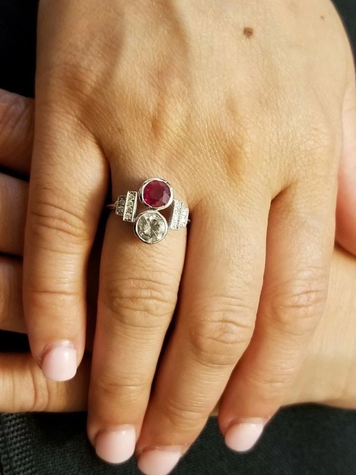 14K WHITE GOLD VINTAGE 2.22CT. NATURAL ROUND DIAMOND STATEMENT RING: 14K WHITE GOLD VINTAGE 2.22CT. NATURAL ROUND RUBY DIAMOND RING GORGEOUS 14k white gold Vintage ring natural round diamond & ruby ring Set center natural diamond round shape weight 0.95ct. size 6.2MM I