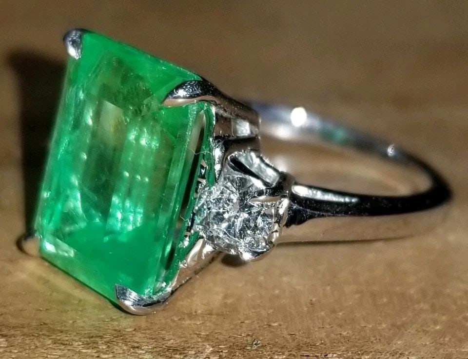 VINTAGE 14K WHITE GOLD ENGAGEMENT RING 8.29CT.LAB GROWN MINT GREEN EMERALD CUT: GORGEOUS VINTAGE 14K WHITE GOLD RING 8.29CT. GEM COLOMBIA MINT GREEN EMERALD GORGEOUS Vintage 14K WHITE GOLD gem mint green lab grown emerald in rectangular shape center weight 8.29ct. size 12.6x8.7mm