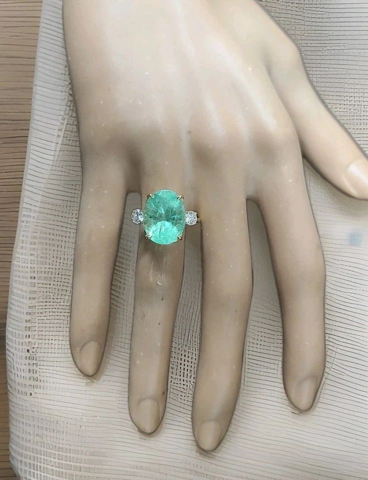 VINTAGE 14K YELLOW GOLD ENGAGEMENT RING 7.07CT.NATURAL COLOMBIA EMERALD OVAL: VINTAGE 14K YELLOW GOLD ENGAGEMENT RING 7.07CT.NATURAL COLOMBIA EMERALD OVAL This vintage 14k yellow gold engagement ring features a stunning 7.07ct oval-shaped natural Colombian emerald as the main s