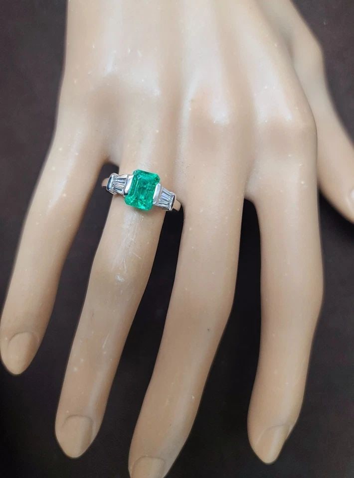 VINTAGE PLATINUM ENGAGEMENT RING 1.60CT.LAB GROWN GREEN EMERALD RECTANGULAR CUT (1 of 2)