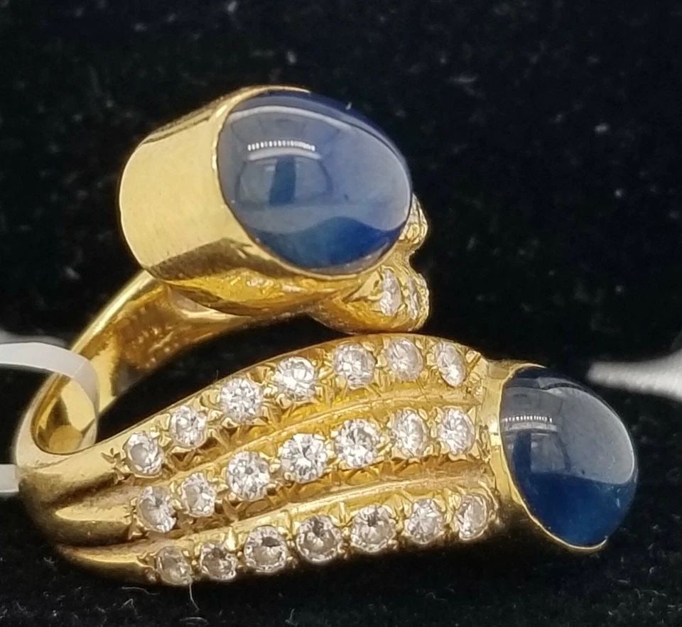 VINTAGE 18K YELLOW GOLD RING 5.50CT. NATURAL GEM BLUE SAPPHIRE CABOCHON: VINTAGE 18K YELLOW GOLD RING 5.50CT. NATURAL GEM BLUE SAPPHIRE CABOCHON Gorgeous Vintage 18k gold sapphire ring Set two center natural sapphire cabochon oval shape weight 4.25ct. size 10x8mm Very bril