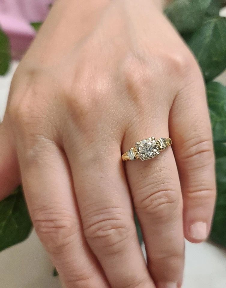 VINTAGE ROUND CUT DIAMOND 0.95CT 14K YELLOW GOLD ENGAGEMENT RING CIRC 1930'S: VINTAGE ROUND CUT DIAMOND 0.95CT 14K YELLOW GOLD ENGAGEMENT RING CIRC 1930'S Stunning Vintage natural round cut Diamond 14k multi-gold tone gold engagement ring circ 1930s center set natural round dia