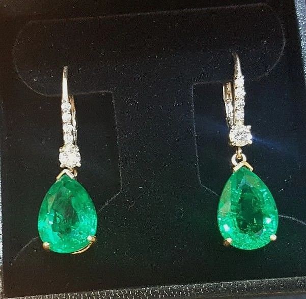 14K TWO-TONE GOLD LAB GROWN GREEN 11.03CT.EMERALD DROP PEAR EARRINGS GIA CERT: 14K TWO-TONE GOLD LAB GROWN GREEN 11.03CT.EMERALD DROP PEAR EARRINGS GIA CERT Elevate your jewelry collection with these stunning 14k two-tone gold earrings, featuring lab-grown green emeralds in a be
