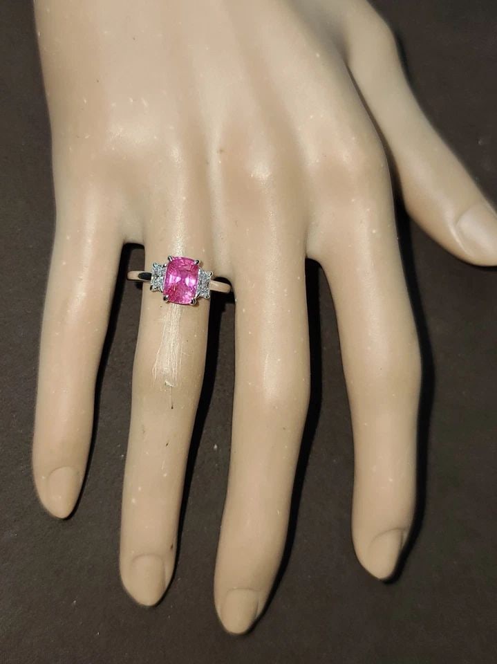 VINTAGE 14K WHITE GOLD ENGAGEMENT RING 2.04CT.NATURAL PINK SAPPHIRE CUSHION GIA: VINTAGE 14K WHITE GOLD ENGAGEMENT RING 2.04CT.NATURAL PINK SAPPHIRE CUSHION GIA This vintage engagement ring is the perfect choice for those who want to add a touch of elegance to their special occasi